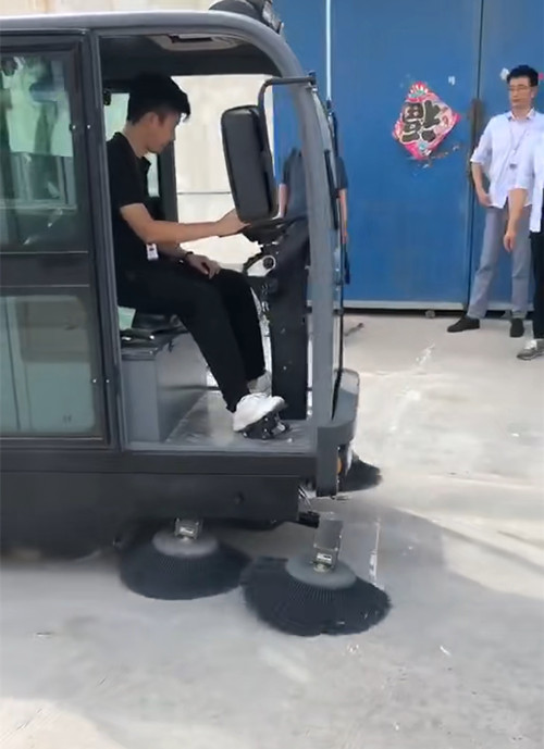 千亿国际游戏官网扫地车