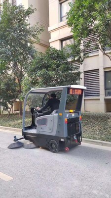 千亿国际游戏官网驾驶式扫地机